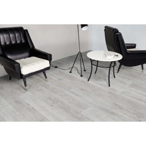 Pavimento laminato chiaro t.b.t. in ambiente domestico con mobili.