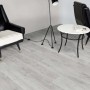 Pavimento laminato chiaro t.b.t. in ambiente domestico con mobili.
