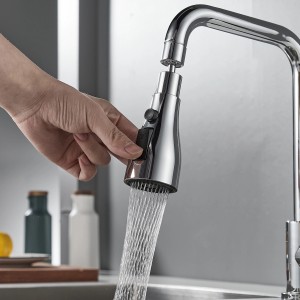 Rubinetto Rompigetto t.b.t. lucido con mano che preme il pulsante.