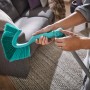 Scopa per pareti e soffitti Leifheit Dusty in azione, ideale per aree difficili da raggiungere.