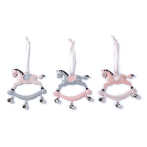 Tre ornamenti a forma di cavallo a dondolo in rosa e grigio per decorare l'albero di Natale.