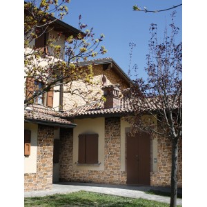 Facciata di casa con rivestimenti t.b.t. effetto pietra. Design rustico con piastrelle in pietra naturale.