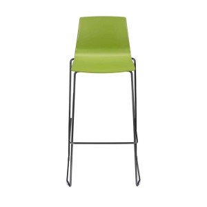 Sedia da giardino verde con struttura in metallo nero.