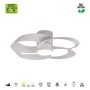 Ventilatore da soffitto bianco con illuminazione LED. Ventilatore moderno per spazi abitativi.