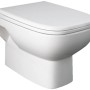 WC sospeso bianco (t.b.t.) con design chiuso per bagni moderni.