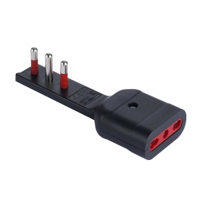Adattatore multiplo t.b.t. nero con tre spine e tre prese.