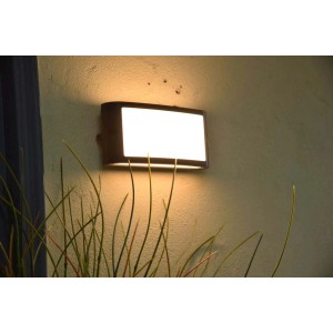 Moderna applique da esterno rettangolare t.b.t. montata su una parete.