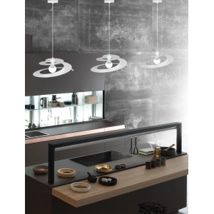 Tre moderne lampade a sospensione t.b.t. bianche sopra un'isola di cucina.