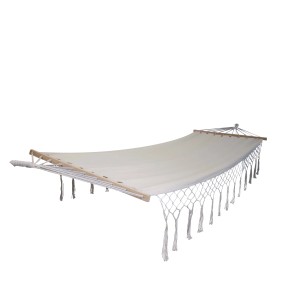 Amaca in tessuto chiaro con struttura in legno e frange decorative.