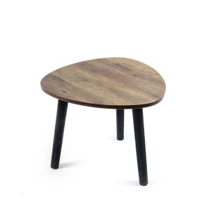 Tavolino basso triangolare con piano in legno e gambe nere.