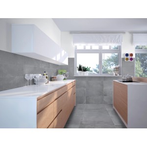 Cucina moderna con piastrelle per pavimenti in gres porcellanato grigio Perlmutt 60x30 cm su pavimento e parete.