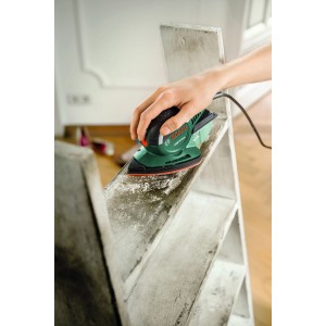 Bosch Multi-Sander PSM Primo in azione mentre leviga una superficie in legno.