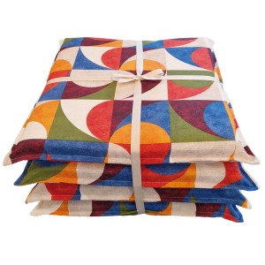 Pila di cuscini/federe t.b.t. con motivo geometrico colorato.