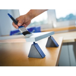 LUX Supporti antiscivolo Comfort in uso: pezzo in lavorazione verniciato, sostenuto da due supporti.