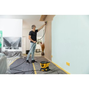 Uomo che utilizza il sistema di verniciatura a spruzzo airless Wagner Control 150 M per spruzzare le pareti.