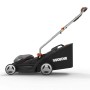 Tagliaerba a batteria WORX, vista laterale. Tosaerba con cesto di raccolta e manico argentato.