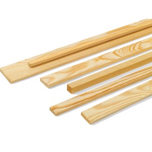 Diverse listelli in legno piallato in tonalità legno chiaro.