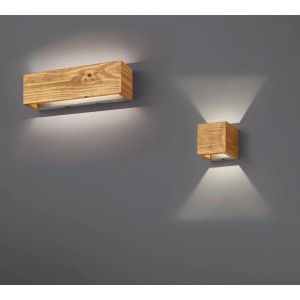Lampade da parete Trio Brad LED in vero legno e metallo color nickel anticato su parete grigia.