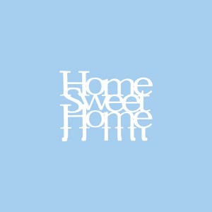 Decorazione murale decorativa "Home Sweet Home" in bianco su sfondo blu.