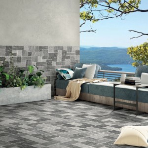 Terrazza con piastrelle per pavimenti t.b.t. grigie a spina di pesce e rivestimento murale coordinato.