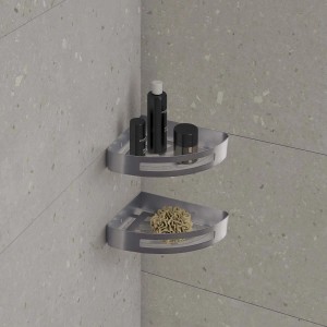 Due mensole angolari argentate per accessori bagno su una parete grigia.