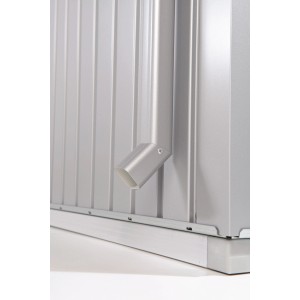 Set tubo pluviale Biohort per casetta da giardino Europa, argento metallizzato. Dettaglio del tubo pluviale montato.