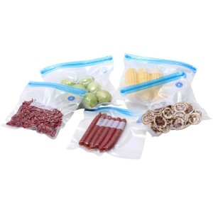 Vari alimenti in sacchetti sottovuoto, accessori per elettrodomestici da cucina.