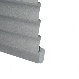 Dettaglio di una tenda veneziana plissettata grigia t.b.t.