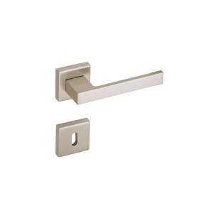 Elegante set di maniglie per porte color argento con rosetta quadrata per porte interne.