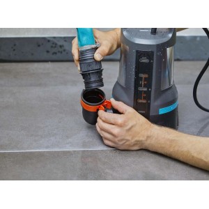 Pompa elettrica collegata al tubo.