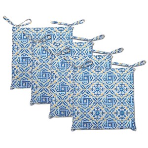 Quattro cuscini per sedie blu con motivo e lacci.