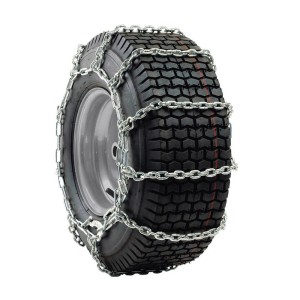 Set di catene da neve MTD 45,72 cm per pneumatici da trattorino, catena argentata su pneumatico nero.