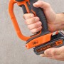 Smerigliatrice angolare a batteria Black+Decker 18V con batteria da 4Ah in mano.