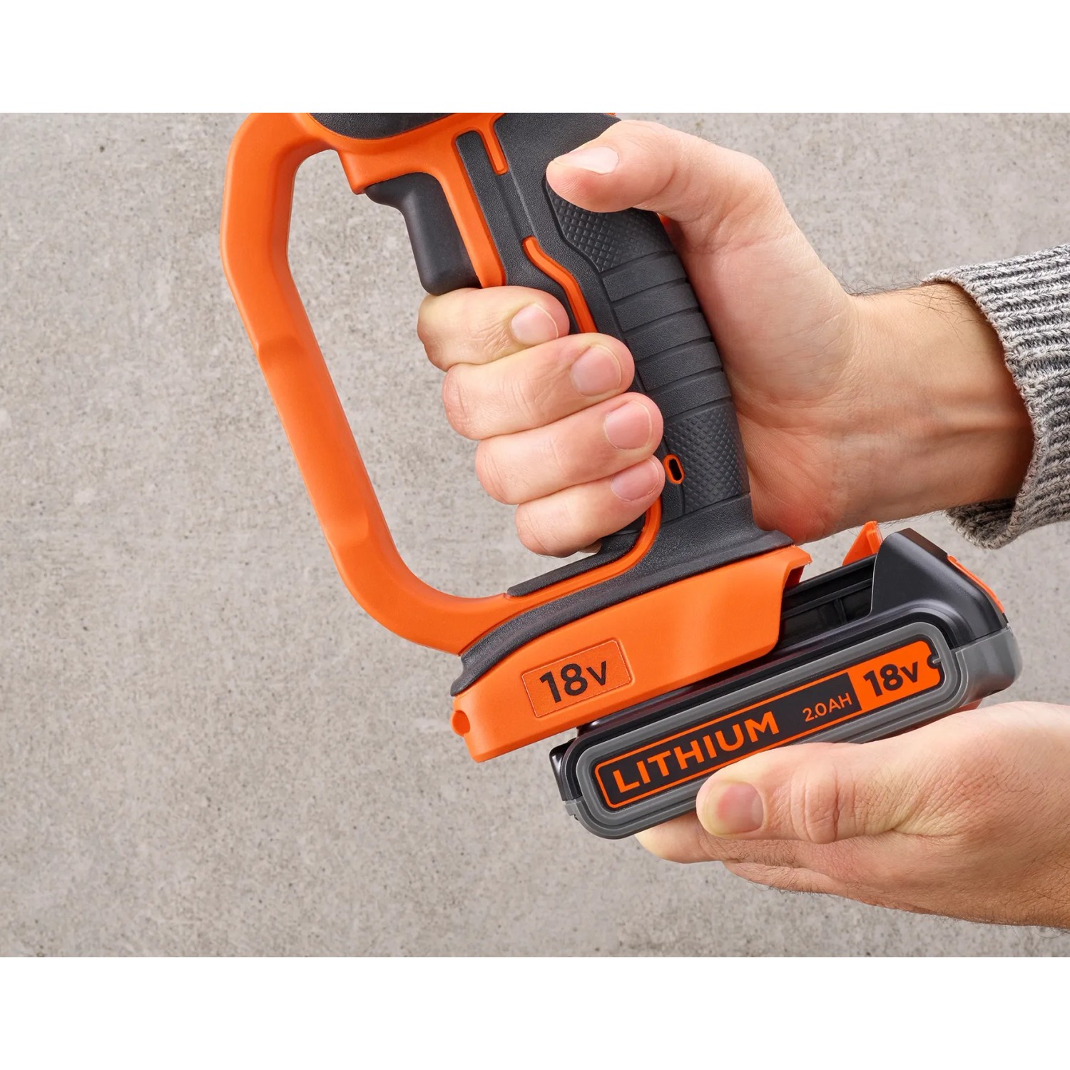 Smerigliatrice angolare a batteria Black+Decker 18V con batteria da 4Ah in mano.