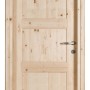Porta interna in legno naturale con maniglia.