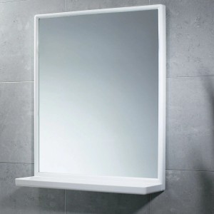 Specchio rettangolare con cornice bianca e mensola.