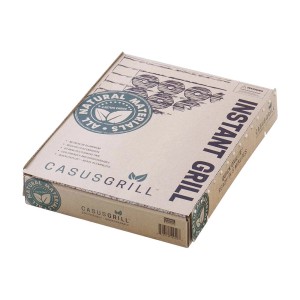 Griglia usa e getta CasusGrill in materiali naturali, confezionata in scatola di cartone.