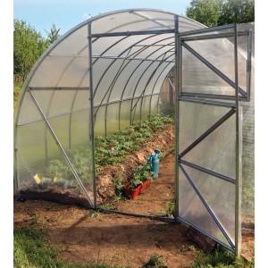 Serra con porta aperta e piante all'interno.