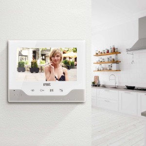 Videocitofono a colori t.b.t. bianco montato a parete in una cucina.