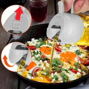 Oliatore che versa olio in una padella con uova fritte. Utensile da cucina per olio da cucina.