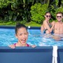 Famiglia nella piscina t.b.t.. Piscina fuori terra con struttura blu e acqua limpida.
