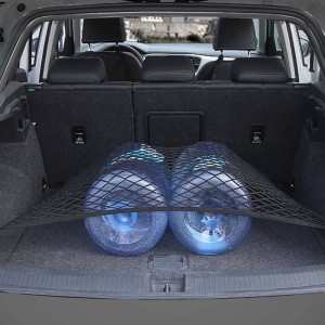 Rete portaoggetti nera t.b.t. nel bagagliaio di un'auto con due bottiglie d'acqua.