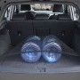 Rete portaoggetti nera t.b.t. nel bagagliaio di un'auto con due bottiglie d'acqua.