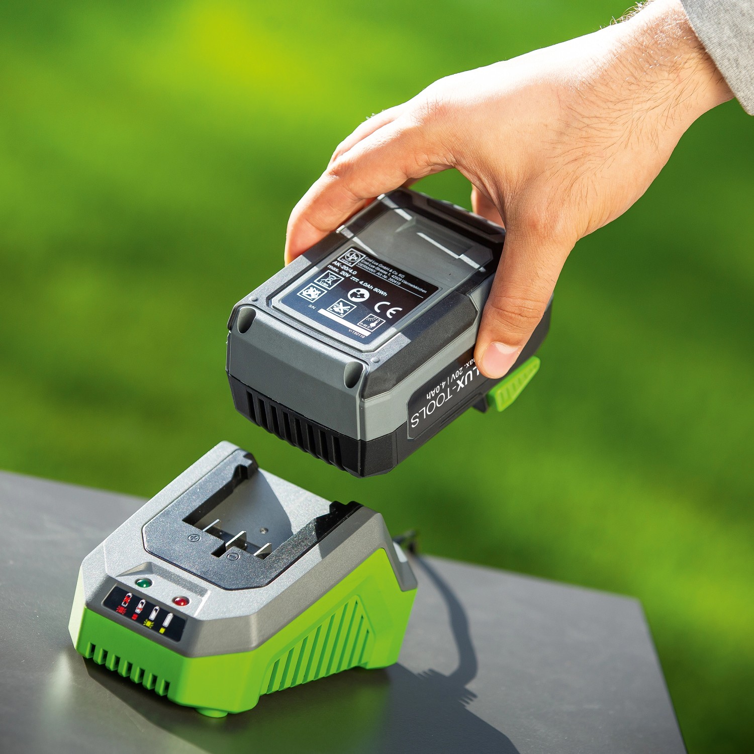 Batteria LUX 20V 2Ah inserita nella stazione di ricarica. Batteria per elettroutensili del sistema 1 PowerSystem.