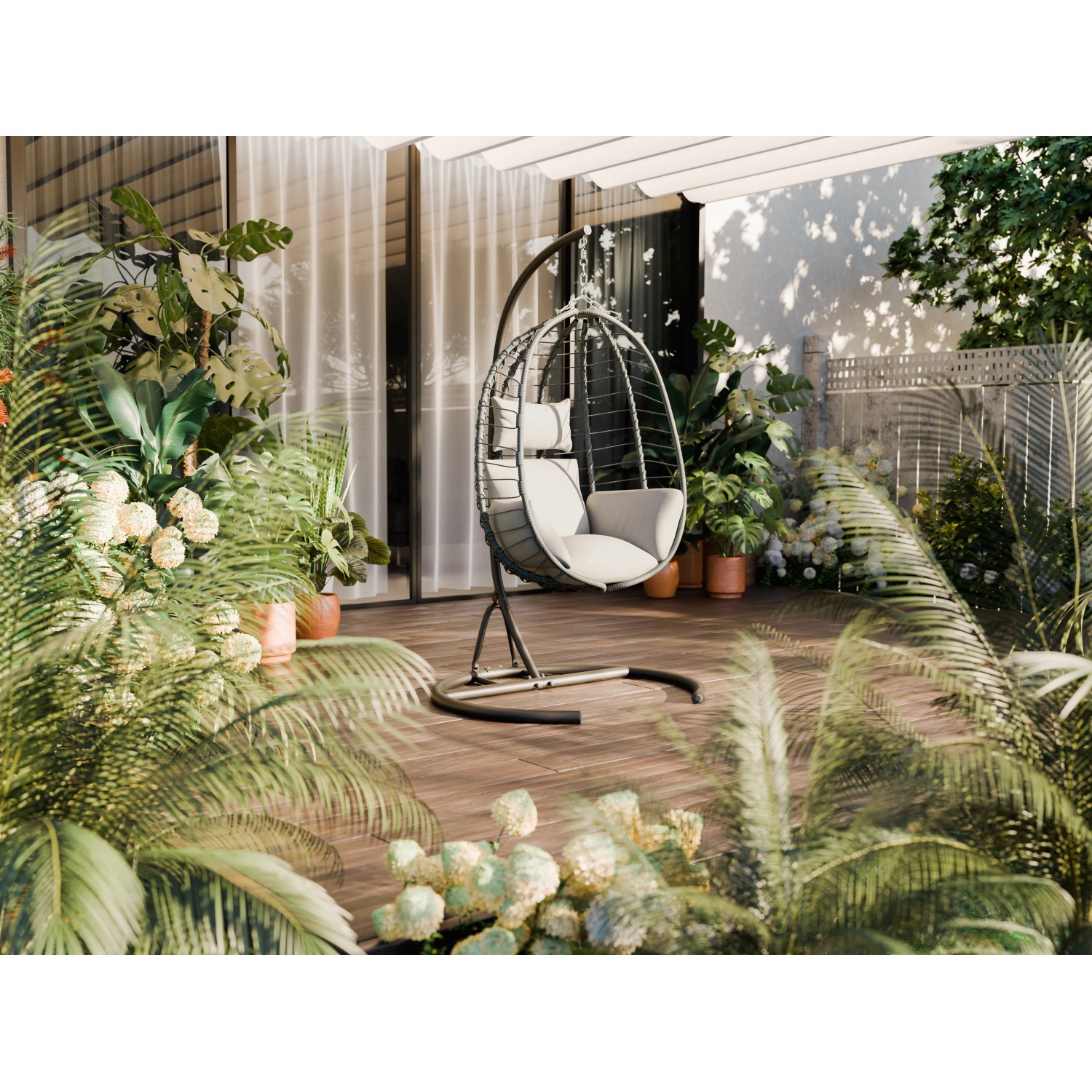 Sedia sospesa pieghevole Cupertino con struttura antracite e cuscini grigio chiaro in giardino.