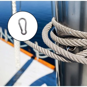 Moschettone per accessori nautici, dettaglio a bordo con corda.