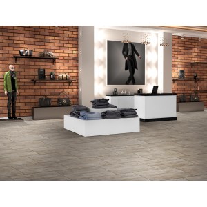 Installazione di piastrelle per pavimenti t.b.t. in un moderno negozio di abbigliamento.