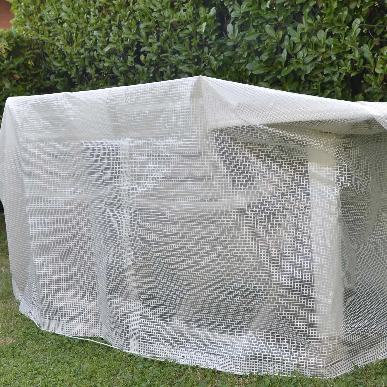 Copertura protettiva trasparente per mobili da giardino, telo in tessuto resistente.