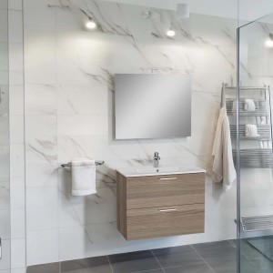 Bagno moderno con mobile lavabo, specchio e scaldasalviette su parete in marmo.