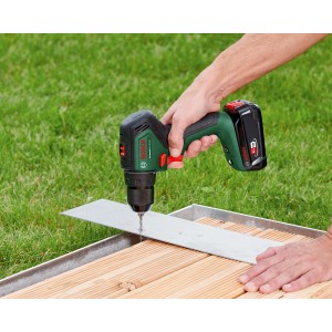 Avvitatore a percussione a batteria Bosch Universalimpact 18V-60 che fora il legno. Avvitatore a batteria con batteria.